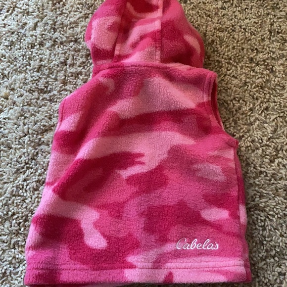 BRAND NEW Cabela’s Baby Girl Pink Camo Fleece Hooded Vest Size 0-3M - Picture 3 of 3